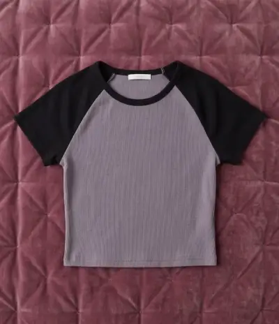 Polera bicolor gris y negra para mujer - miniatura 1
