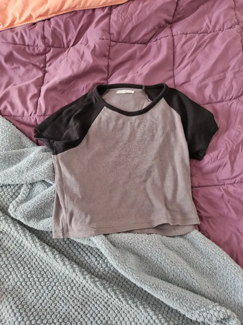Polera bicolor gris y negra para mujer - 3