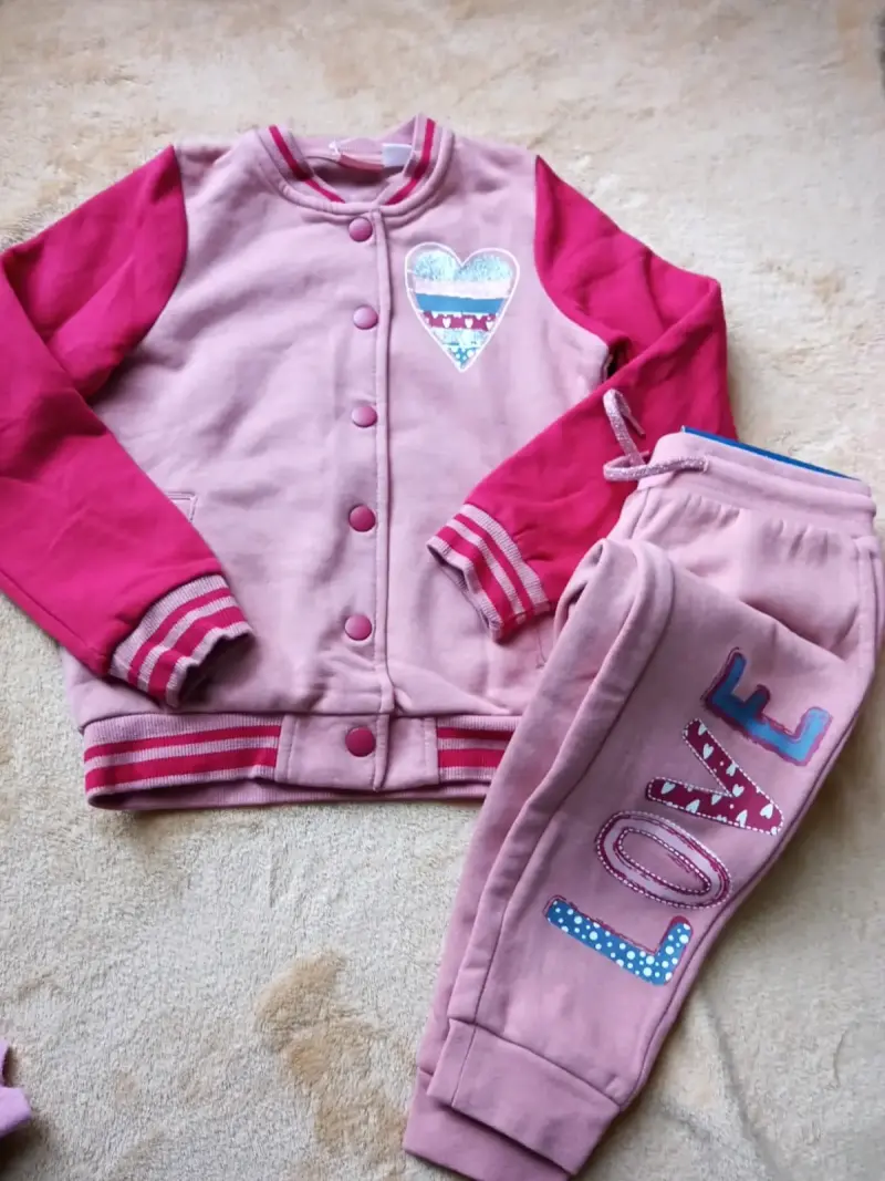Conjunto deportivo infantil rosa con diseño de corazón - 1
