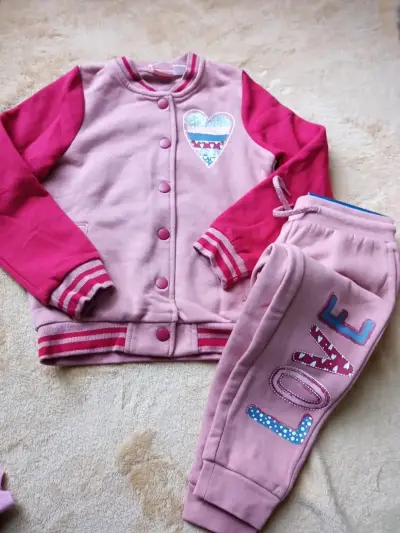 Conjunto deportivo infantil rosa con diseño de corazón - miniatura 1