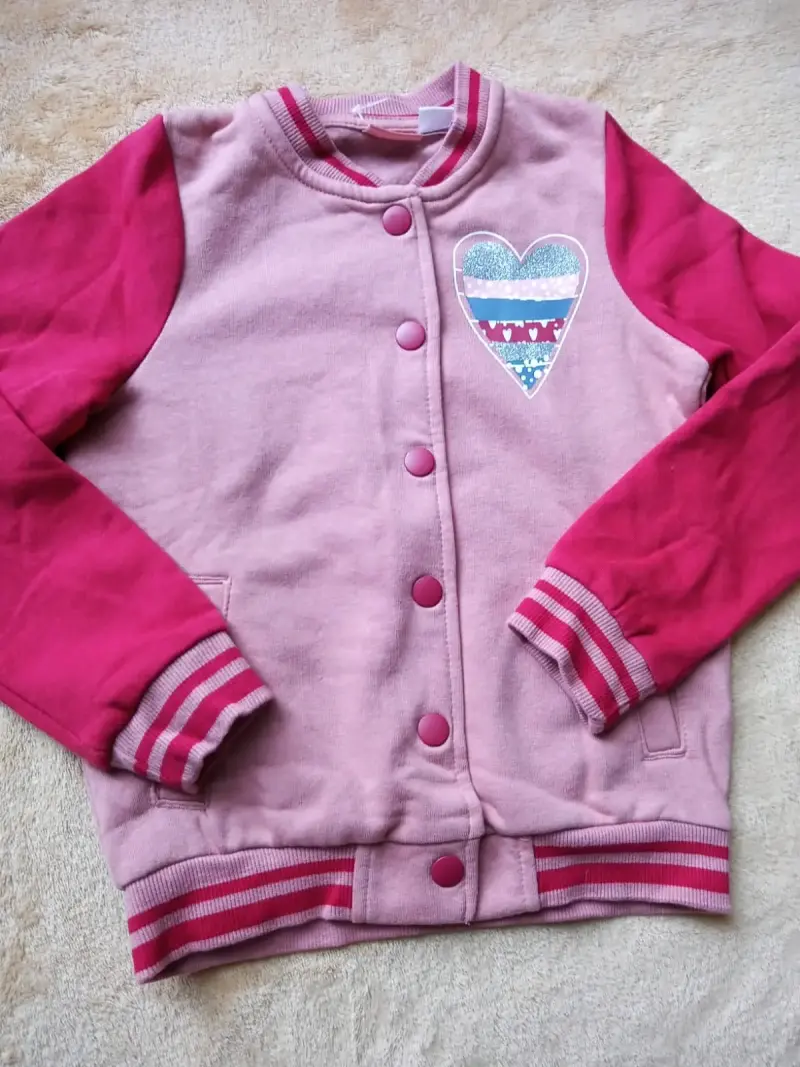 Conjunto deportivo infantil rosa con diseño de corazón - 2