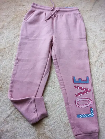 Conjunto deportivo infantil rosa con diseño de corazón - miniatura 3