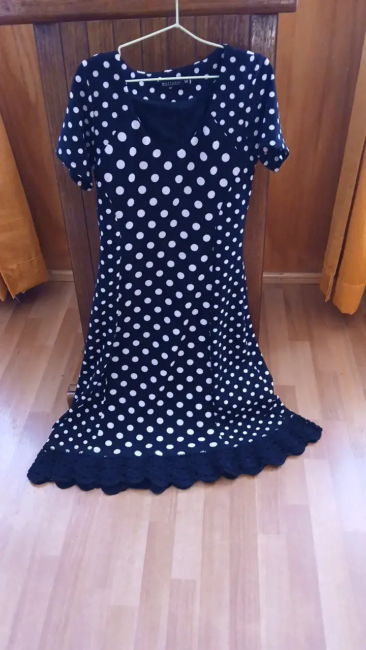 Vestido negro con lunares blancos y encaje