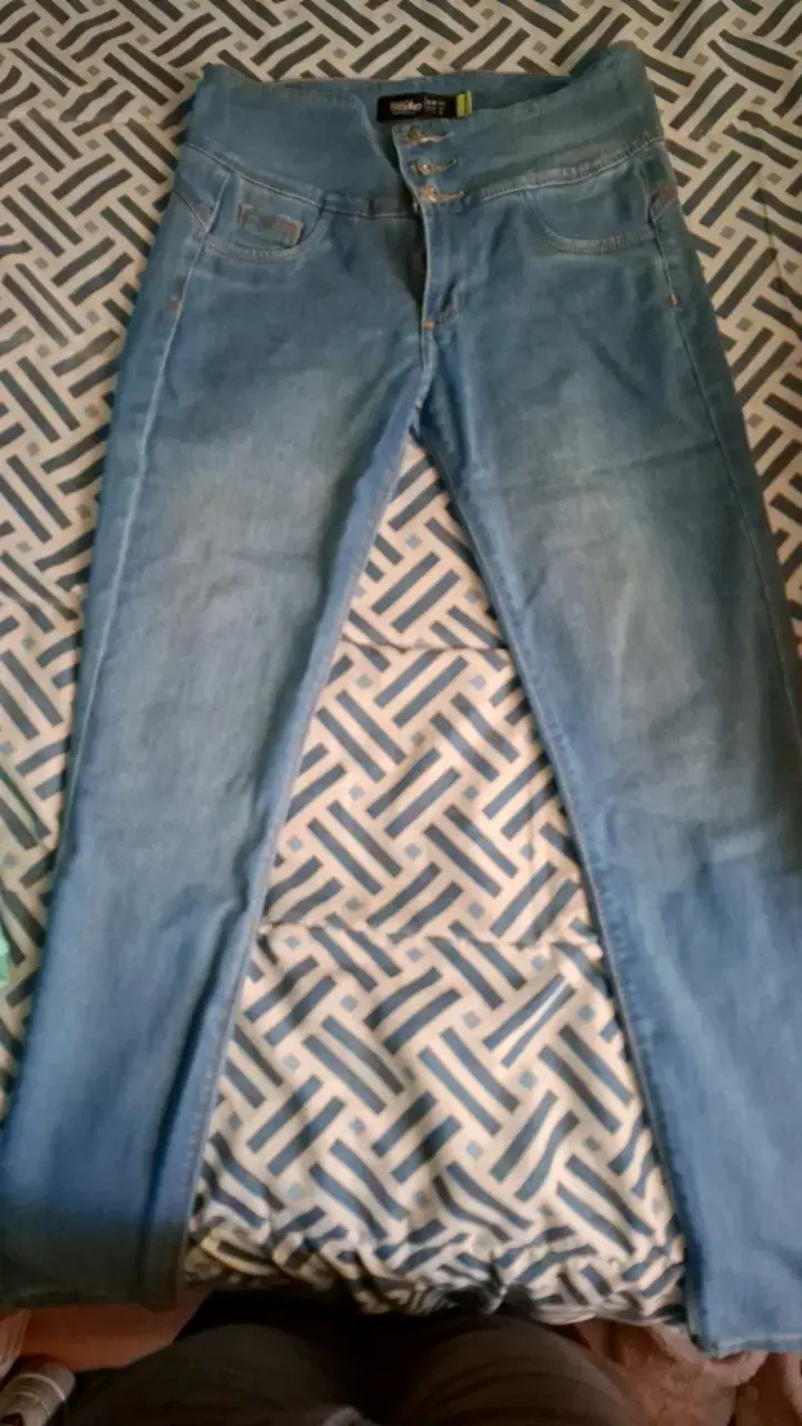 Jeans azul claro para mujer con botones - 1