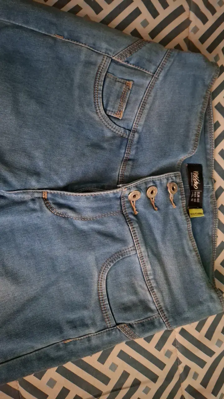 Jeans azul claro para mujer con botones - 2