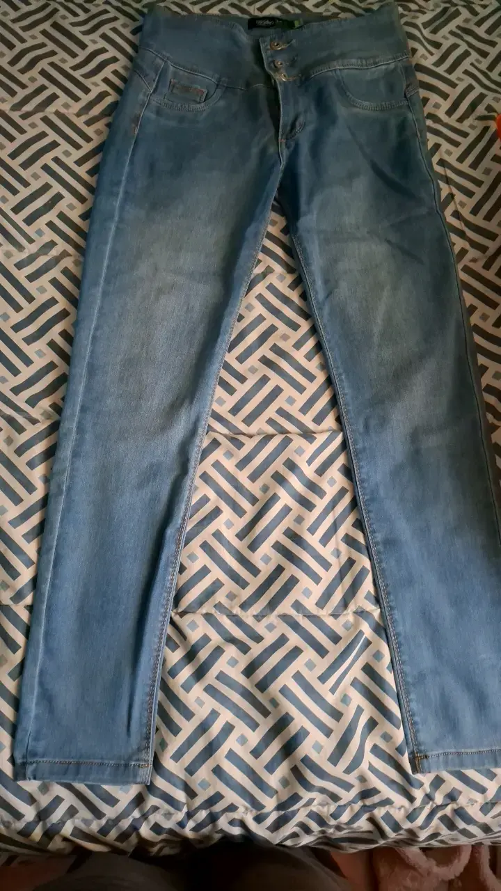 Jeans azul claro para mujer con botones - 3