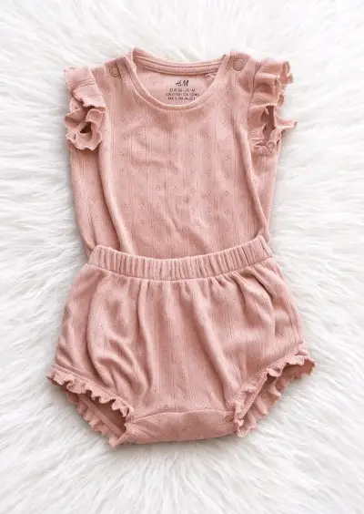 Conjunto de ropa para bebé con estampado de mariposas - miniatura 3