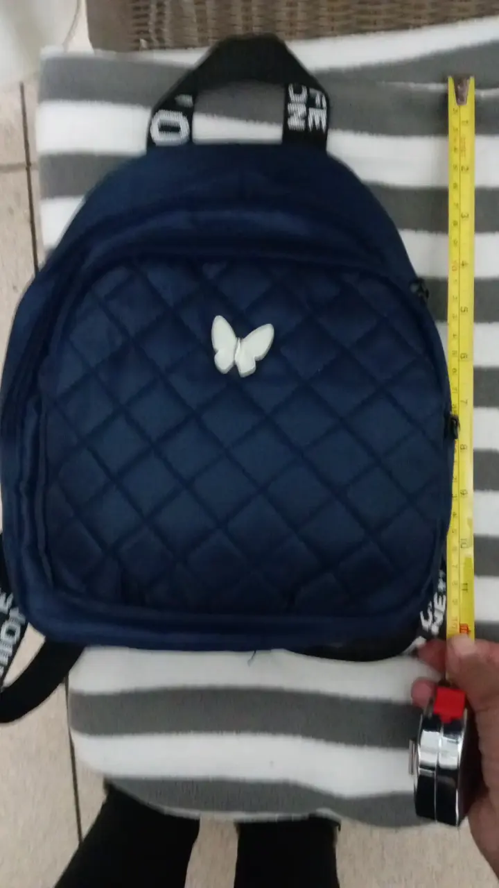 Mochila azul con diseño acolchado y mariposa - 2