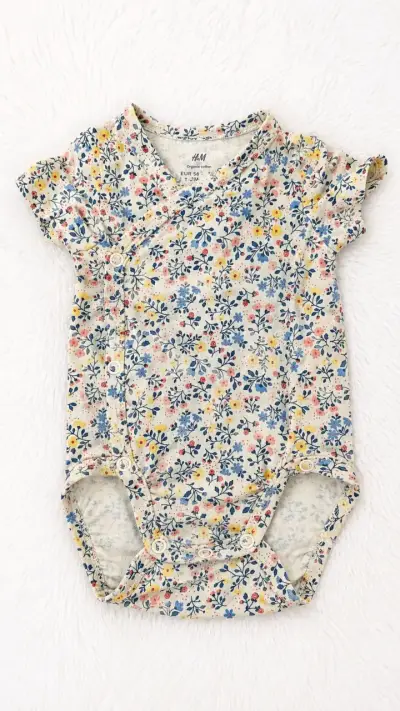 Conjunto de ropa para bebé con estampados florales - miniatura 4