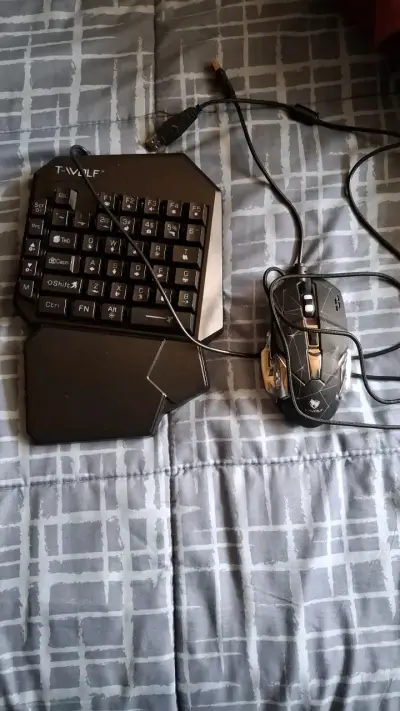 Teclado y mouse gamer T-WOLF con diseño ergonómico - miniatura 1