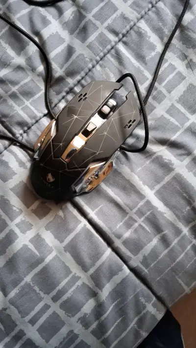 Teclado y mouse gamer T-WOLF con diseño ergonómico - miniatura 3