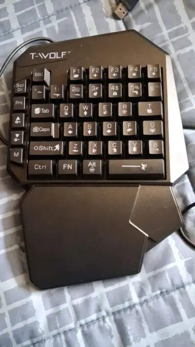 Teclado y mouse gamer T-WOLF con diseño ergonómico - miniatura 4