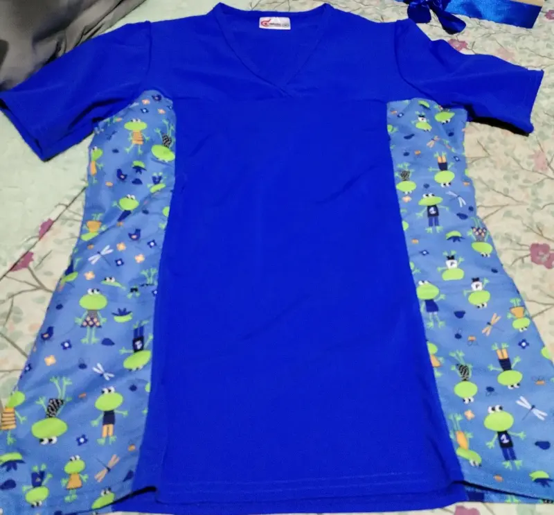 Conjunto de uniforme médico azul con diseño de ranas - 3