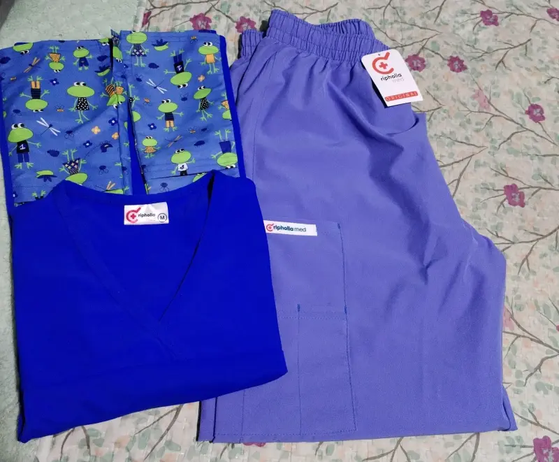 Conjunto de uniforme médico azul con diseño de ranas - 4