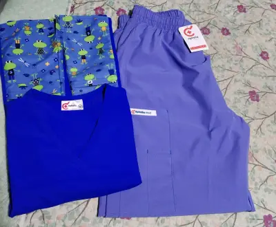Conjunto de uniforme médico azul con diseño de ranas - miniatura 4