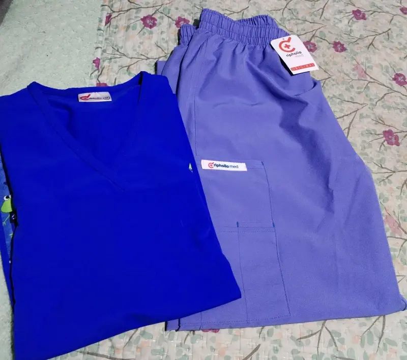Conjunto de uniforme médico azul con diseño de ranas - 5