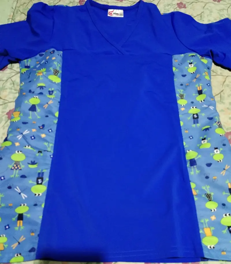 Conjunto de uniforme médico azul con diseño de ranas - 6
