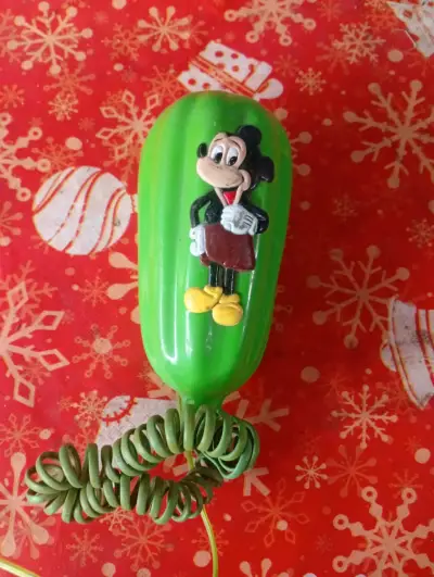 Teléfono vintage verde con diseño de disney - miniatura 1