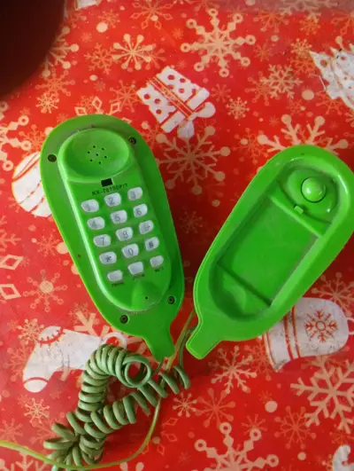 Teléfono vintage verde con diseño de disney - miniatura 2