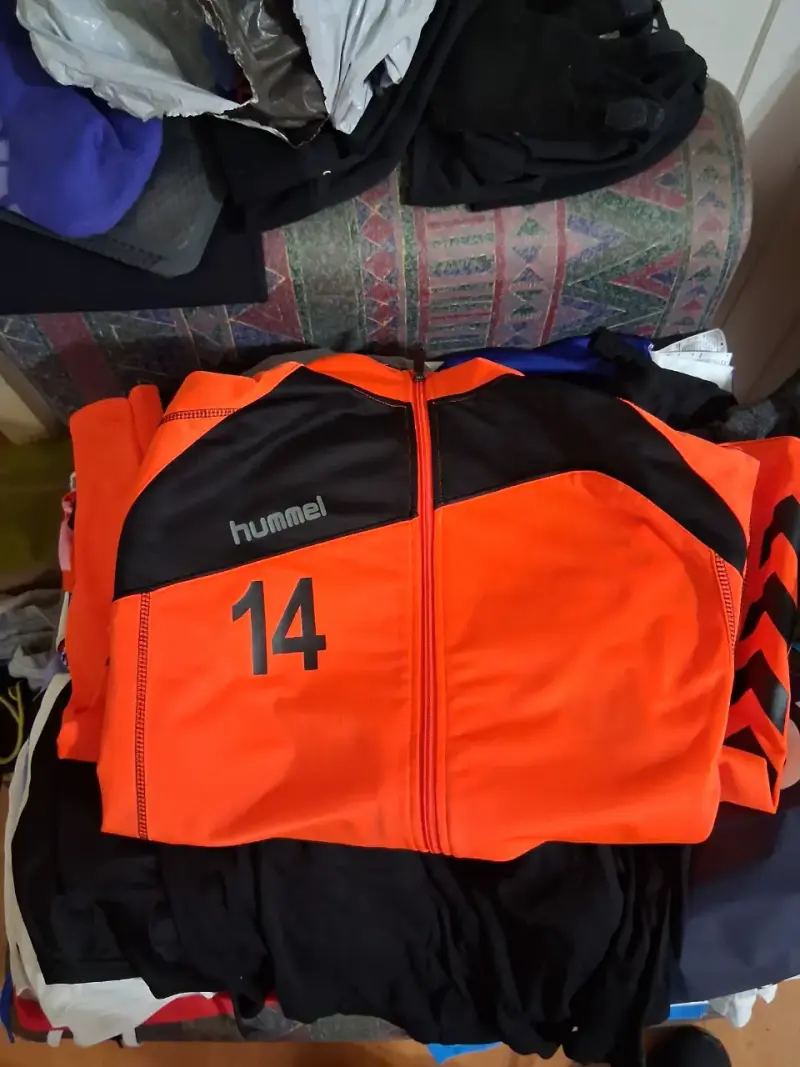 Chaqueta deportiva naranja Hummel con número 14 - 2
