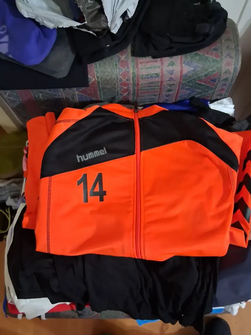 Chaqueta deportiva naranja Hummel con número 14 - 6