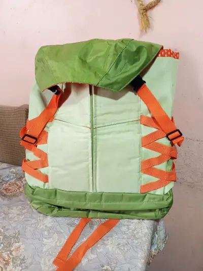 Mochila verde y naranja con diseño moderno - miniatura 1
