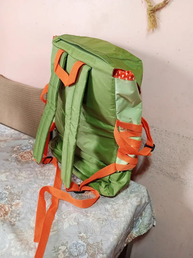 Mochila verde y naranja con diseño moderno - 2
