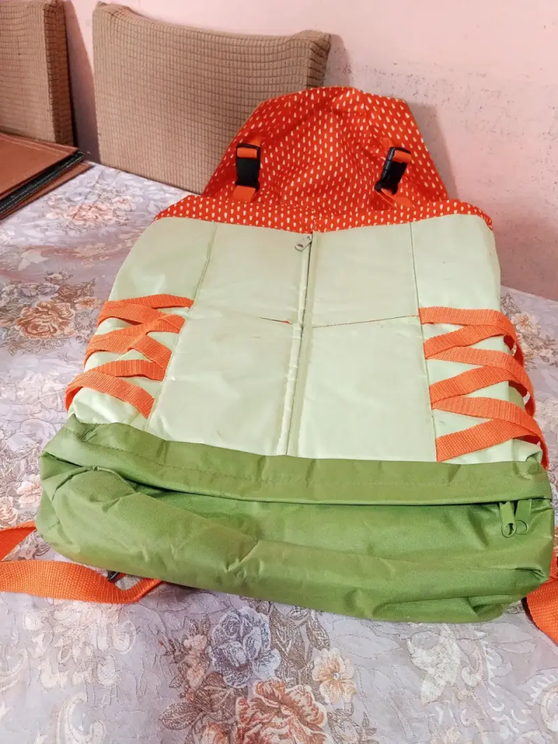 Mochila verde y naranja con diseño moderno - 3