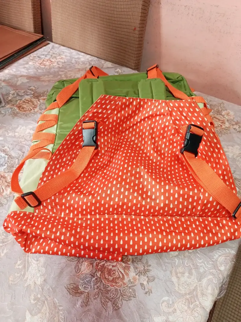Mochila verde y naranja con diseño moderno - 4