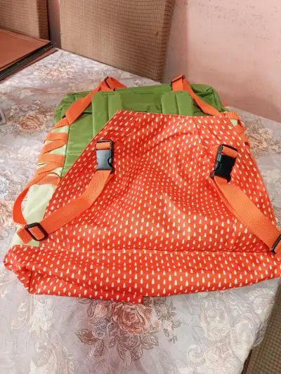 Mochila verde y naranja con diseño moderno - miniatura 4