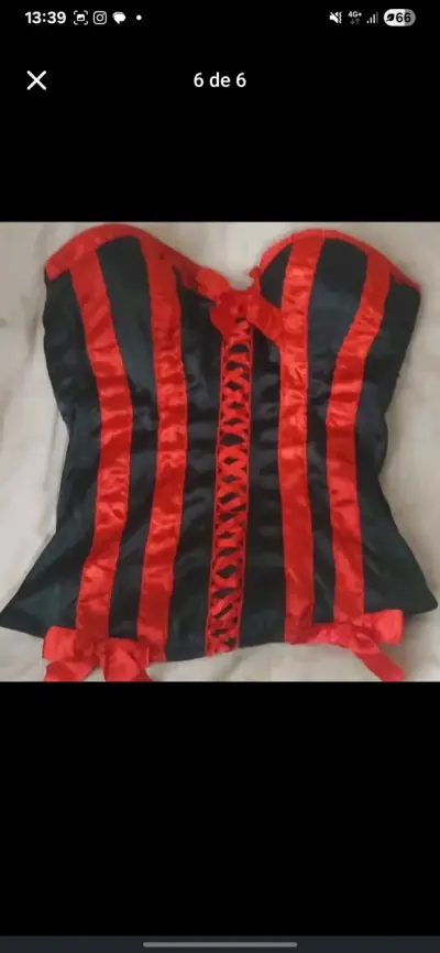 Corset negro con detalles rojos y encaje - miniatura 1