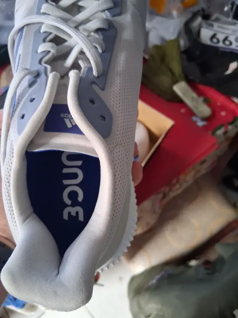 Zapatillas deportivas Adidas blancas con detalles azules - 3