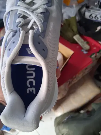 Zapatillas deportivas Adidas blancas con detalles azules - miniatura 3