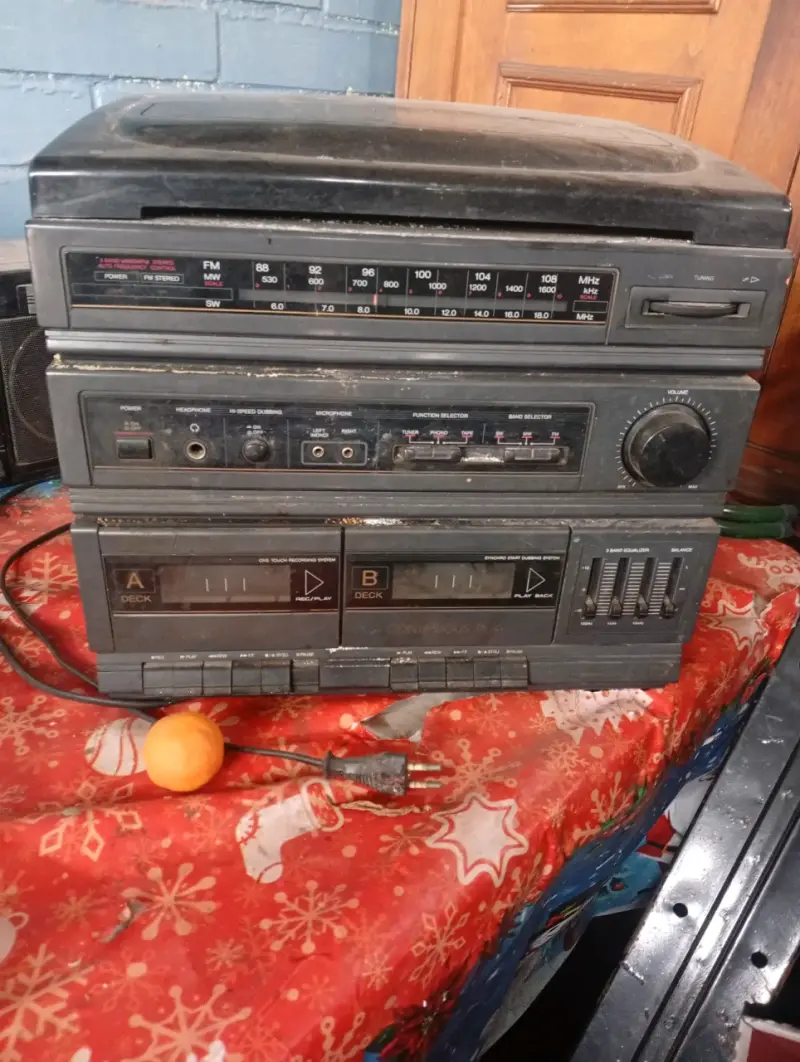 Equipo de música vintage con radio y casetera