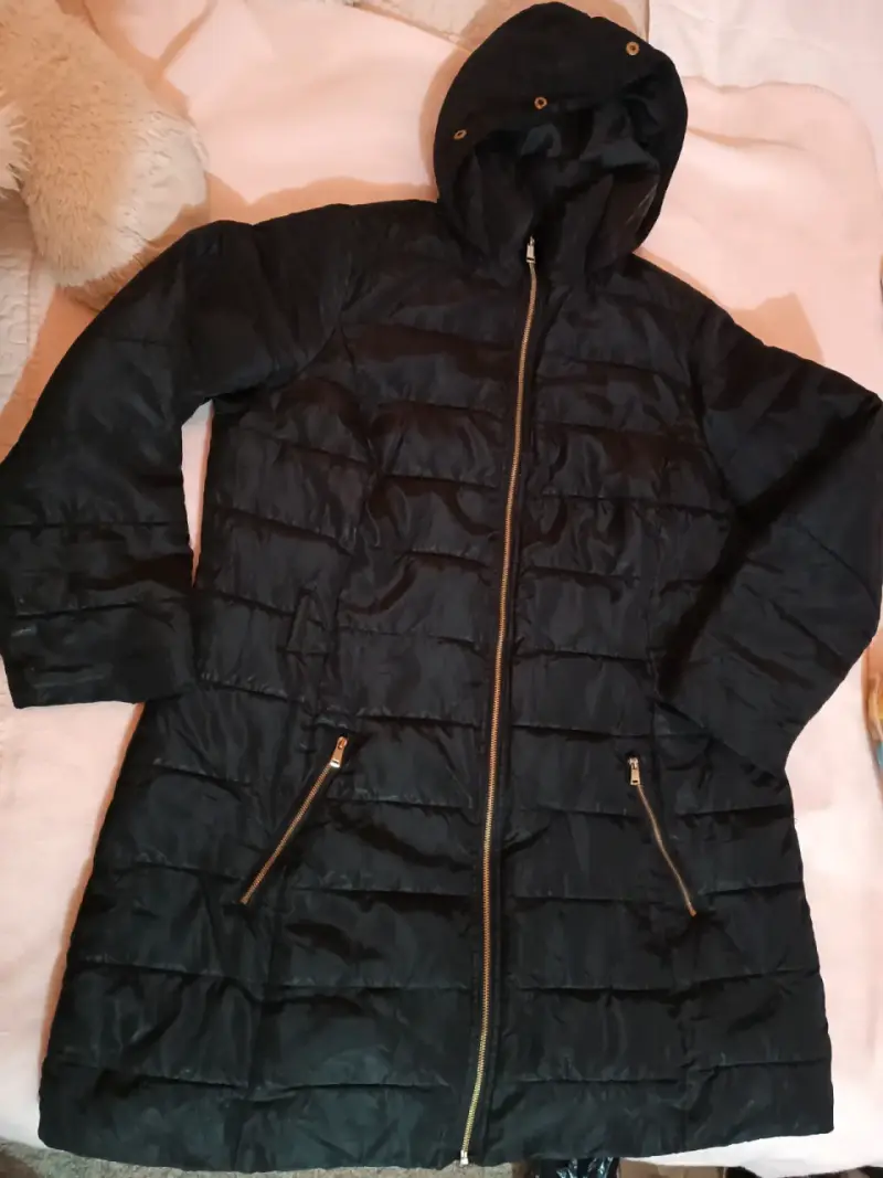 Abrigo negro acolchado con capucha para mujer