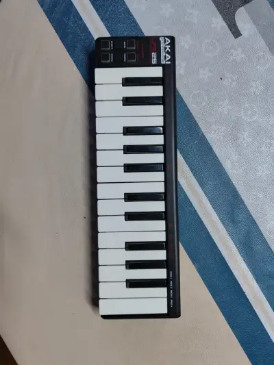 Teclado MIDI Akai LPK25 portátil - miniatura 1