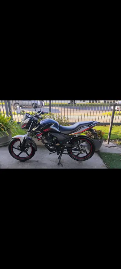 Moto deportiva negra en buen estado - miniatura 1