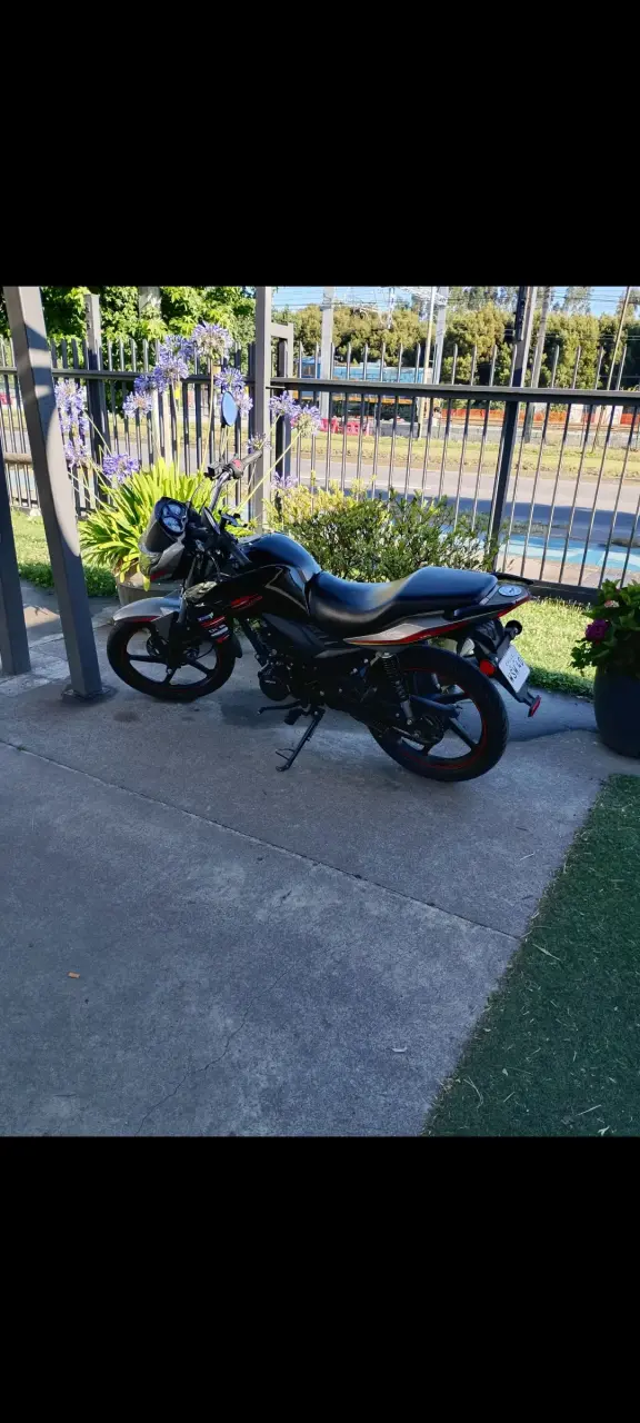Moto deportiva negra en buen estado - 2