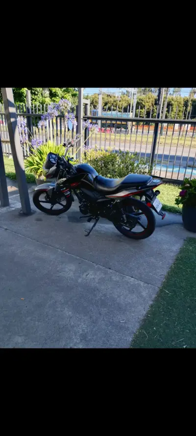 Moto deportiva negra en buen estado - miniatura 2