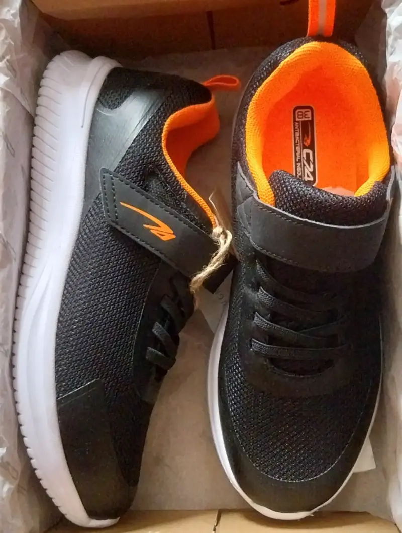 Zapatillas deportivas negras con detalles naranjas