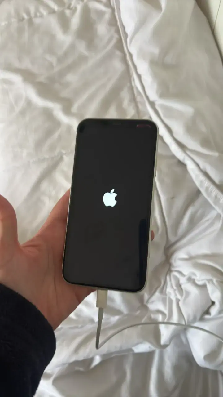 iPhone 11 blanco en buen estado - 4