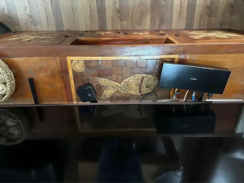 Mueble de madera rústico roble  con diseño floral - 2