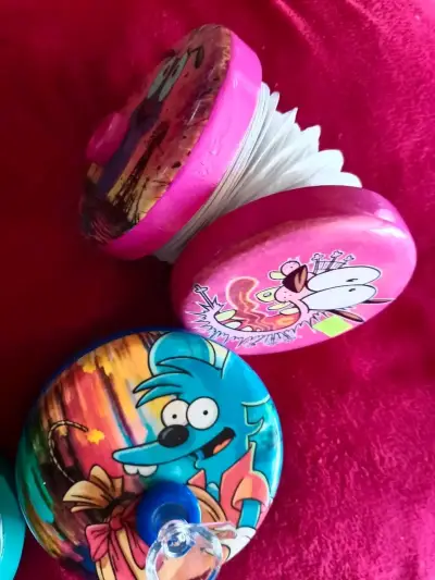 pipa bukket con diseños de personajes animados - miniatura 2