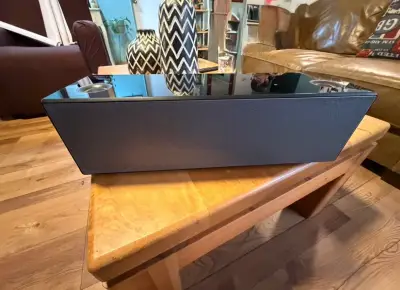 Parlante Sony con diseño moderno y elegante - miniatura 1