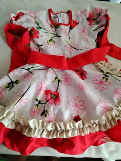 Vestido infantil con flores y volantes - miniatura 1