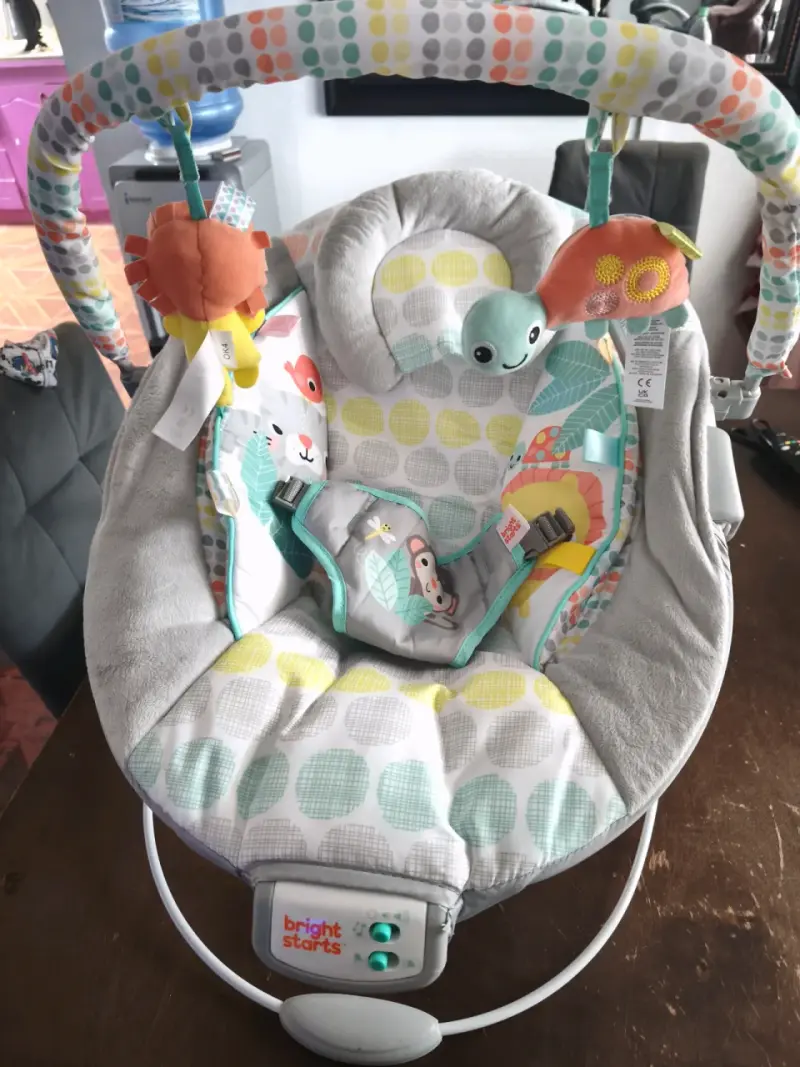 Silla mecedora Bright Starts con juguetes colgantes