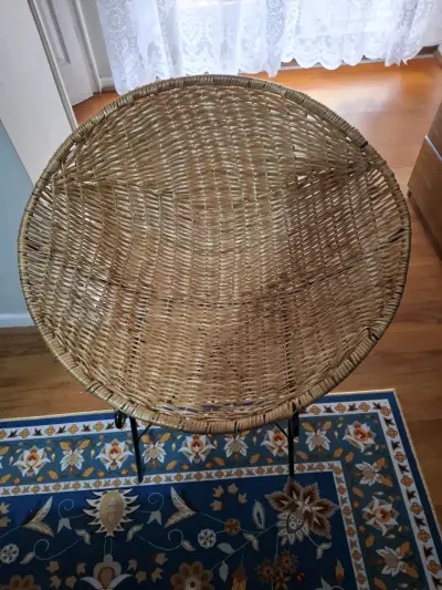 Silla de mimbre con estructura metálica - miniatura 1