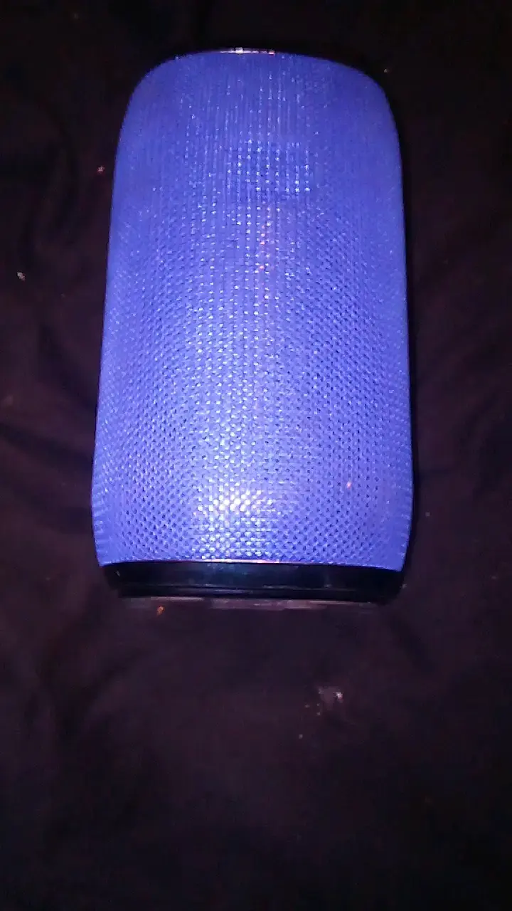 Parlante Bluetooth portátil azul con asa