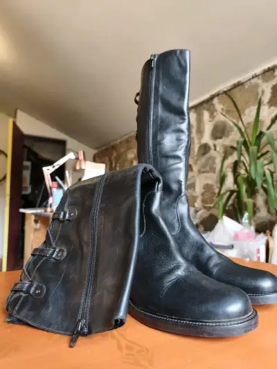 Botas largas de cuero negro con hebillas - miniatura 1