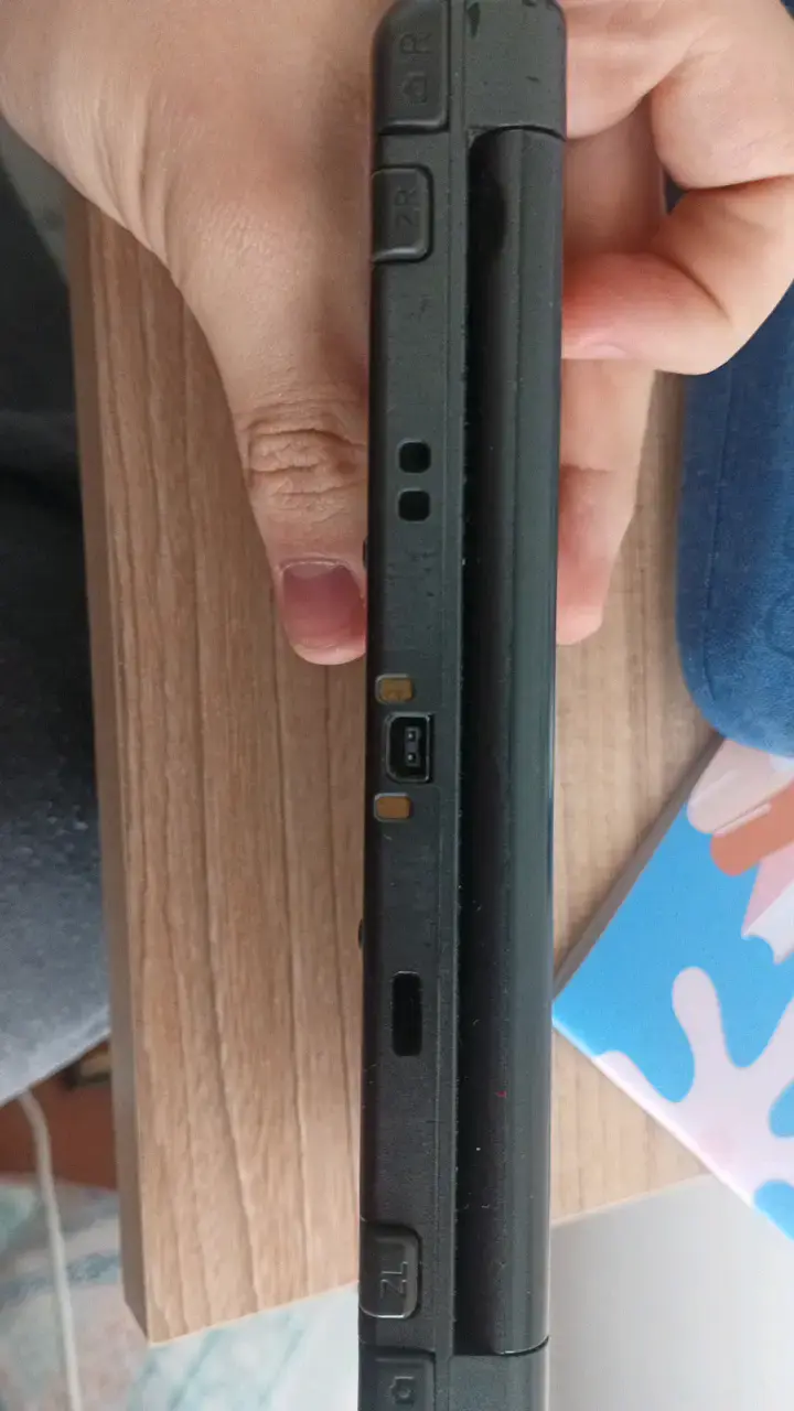 Consola Nintendo 3DS XL Edición Dorada - 3